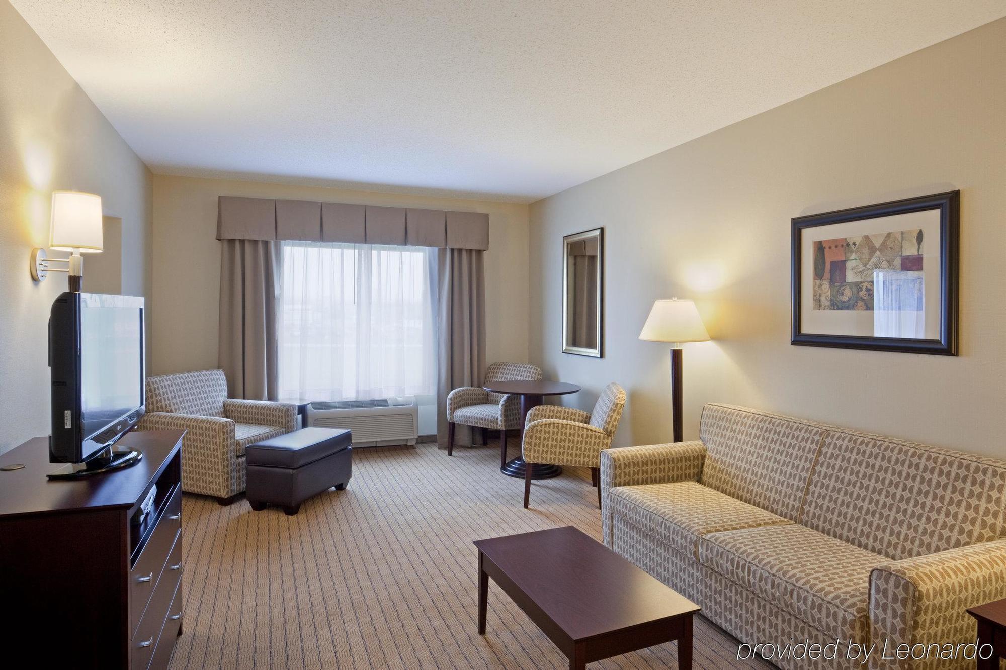 Holiday Inn Express & Suites Malone By Ihg חדר תמונה